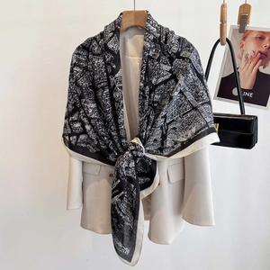 Elegante foulard quadrato grande con stampa architettonica in bianco e nero su blazer beige