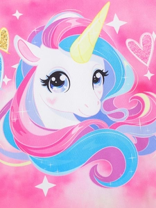 Gros plan sur l'imprimé licorne avec crinière colorée sur tenue d'été tie-dye pour enfant