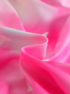 Vue macro détaillée du tissu tie-dye rose et blanc doux avec motif d'étoiles