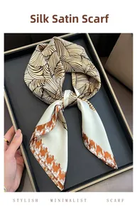 Dettaglio trama foulard in raso con motivi a foglie e bordi in tessuto pied de poule