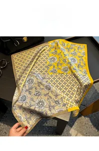 Détail d'un carré de soie avec imprimés marguerites vintage et motifs géométriques