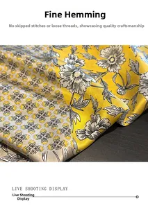 Gros plan détaillé sur les bords ourlés de précision et l'imprimé floral du foulard en soie