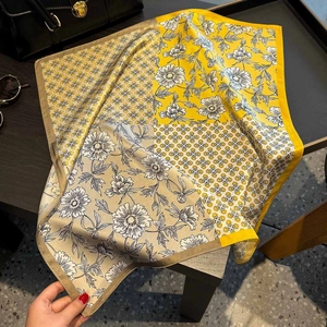 Détail d'un carré de soie avec imprimé marguerites et motifs géométriques vintage