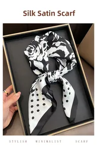 Detailansicht eines Kunstseiden-Halstuchs mit Polka-Dots und Kamelien-Blumenmuster