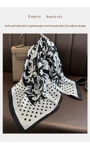 Detailaufnahme der Rosen und Punkte auf dem weichen schwarz-weißen Seidenschal