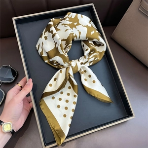 Seidiges quadratisches Halstuch mit Kamelien-Punkt-Muster als eleganter Halsschmuck