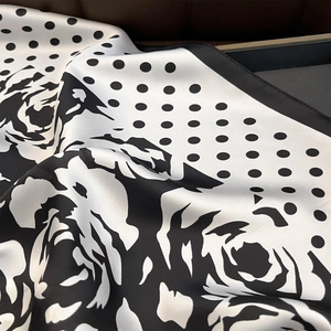 Eleganter Polka-Dot und Kamelien-Seidenschal mit Retro-Blumenmuster in Schwarz und Weiß