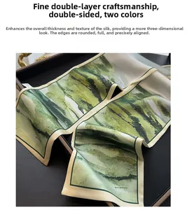 Dettaglio foulard di seta doppio strato con pittura di paesaggio verde su vassoio