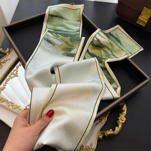 Elegante foulard lungo in seta con pittura di paesaggi verdi per capelli o borse