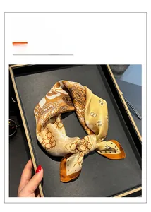Detailansicht eines Schals aus 100% Maulbeerseide mit Paisley- und Ahornblattmustern