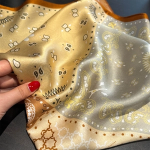 100% Maulbeerseide Quadratischer Schal mit Champagner Paisley Muster und Satinrand