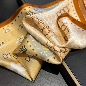 Detailaufnahme des Seidenschals aus 100% Seide mit goldener böhmischer Blumenmusterung