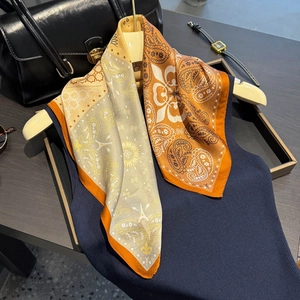 Schal aus 100% Seide mit orangefarbenem Paisley-Muster und Eiffelturm-Motiv auf Bügel