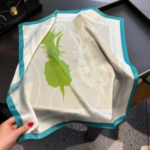 Elegant silk scarf with green pineapple print and湖水绿 borders on a dark background