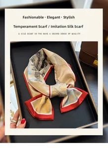 Détail d'un foulard en satin soyeux avec peinture à l'encre traditionnelle et bord rouge