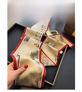 Détail d'un foulard élégant en satin avec bords rouges et peinture à l'encre chinoise