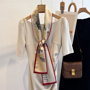 Élégant foulard en soie avec imprimé paysage chinois sur une robe beige et accessoires