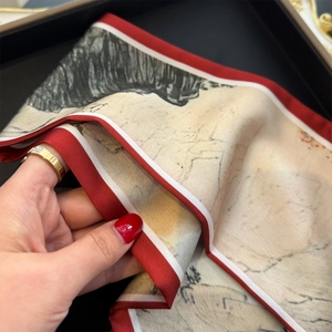 Écharpe double en satin de soie avec motif paysage à l'encre et bordures rouges