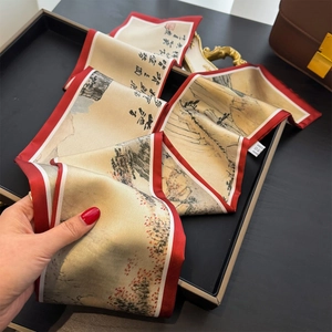 Foulard twilly soyeux avec peinture à l'encre chinoise et bordure rouge vif