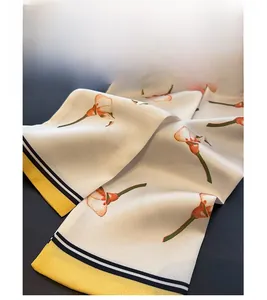 Detailansicht eines doppellagigen Seidenschals mit Calla-Print und präziser Nahtführung
