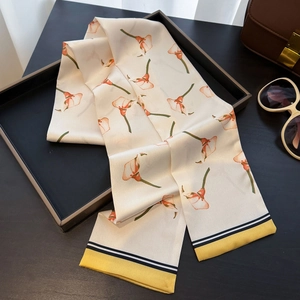 Eleganter schmaler Seidenschal mit Blumenmuster und gelben Enden auf Luxus-Tablett