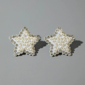 Boucles d'oreilles étoiles avec perles blanches et bordure en strass étincelants