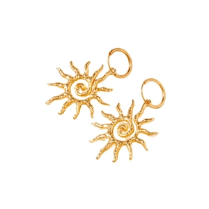 Boucles d'oreilles soleil dorées avec centre en spirale et fini martelé sur fond blanc