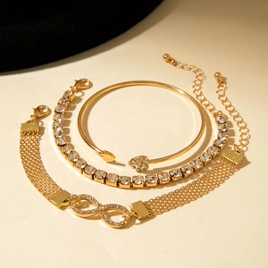Ensemble de trois bracelets dorés signe infini et cœur avec oxydes de zirconium