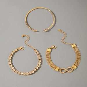 Vue détaillée du lot de trois bracelets dorés avec symbole infini, strass et fermoir homard