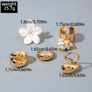 Five-piece gold-plated ring set with baroque pearl, white enamel flower and sizing details