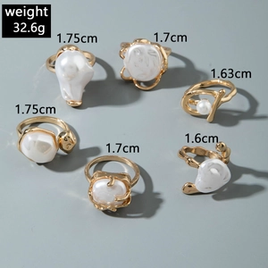 Detailed overview of baroque pearl gold alloy ring set with 1.6cm to 1.75cm size specs