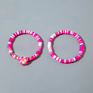 Détail de bracelets bohèmes en perles d'argile colorées avec pendentif fleur et mesures