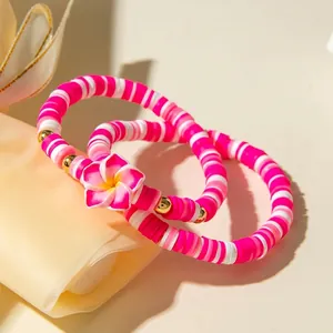 Ensemble de bracelets bohèmes en perles Heishi avec un pendentif fleur de frangipanier