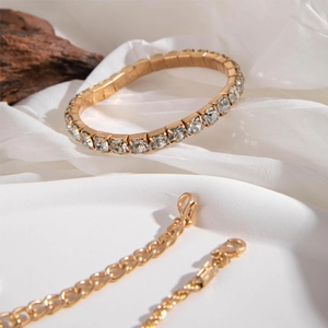 Détail macro des bracelets en alliage doré avec zircons cubiques carrés scintillants