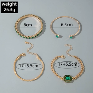 Ensemble de quatre bracelets dorés avec pierres vertes et maillons élégants