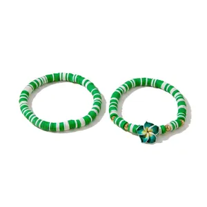 Lot de bracelets bohèmes en perles heishi avec pétales en argile verte et blanche