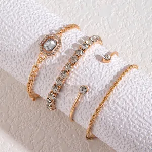 Ensemble de quatre bracelets dorés élégants avec strass carrés et chaîne torsadée