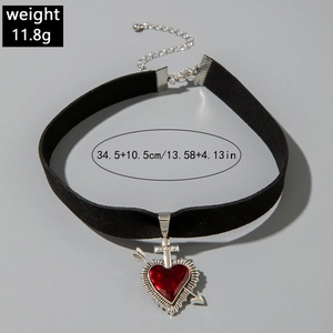 Ras de cou en velours noir avec pendentif cœur croix rouge et détails flèches argent