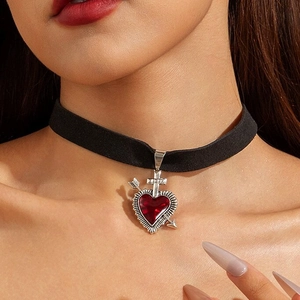 Collier Choker Gothique Velours Noir Pendentif Cœur Rouge Avec Croix Et Flèche Bijoux Punk Style Sombre Pour Femmes Accessoires Halloween