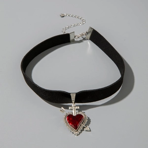 Collier ras du cou gothique en velours noir avec pendentif cœur rouge et croix argenté