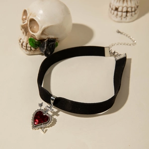 Choker gothique en velours avec pendentif cœur rouge, flèche et détails argentés
