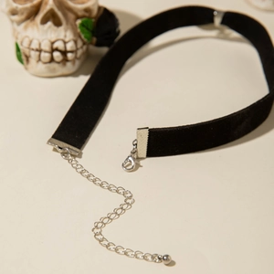 Choker gothique en velours noir avec pendentif croix et chaîne réglable en argent