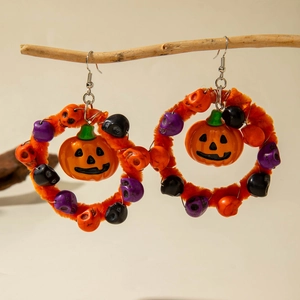 Halloween oorringen met oranje chenille pompoenhanger en schedelkraaltjes detail