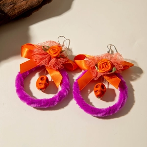 Halloween oorbellen met paarse pluche ring, oranje strik en een schedel hanger detail