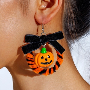 Halloween pompoen oorbellen met zwarte fluwelen strikjes en oranje pluizige ringen