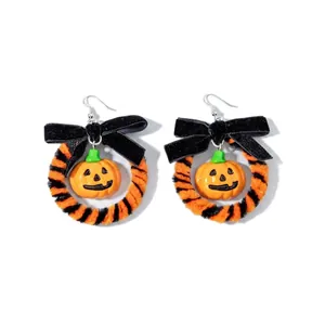 Griezelige Halloween pompoen oorbellen met zwarte fluwelen strikken en pluche ringen