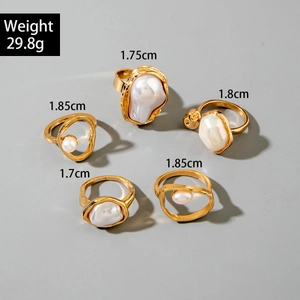 Detailansicht des 5-teiligen goldenen Ringsets mit Perlen und Gewichtsangaben für Damen