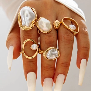 Set aus Goldlegierungsringen im Barockstil mit unregelmäßigen weißen Perlen am Modell