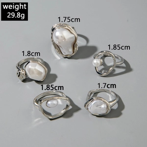 Detailansicht eines fünfteiligen Ringsets aus Silberlegierung mit Barockperlen
