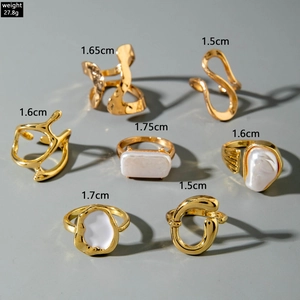Flachbild von goldenen geometrischen Ringen mit Perlen und Größenangaben auf Grau